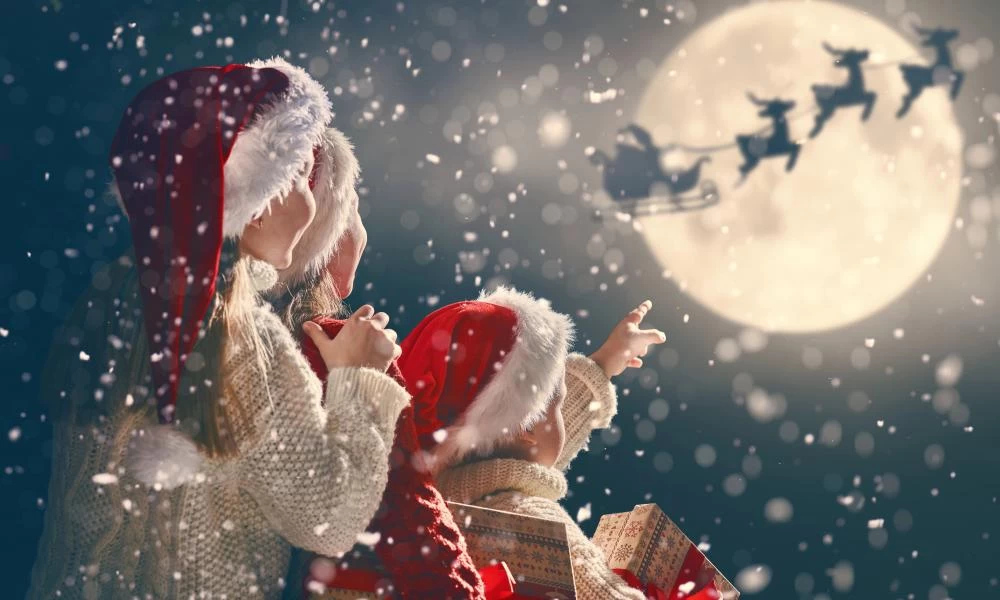 Δεν πτοείται ο Άγιος Βασίλης: Δείτε ζωντανά το ταξίδι του